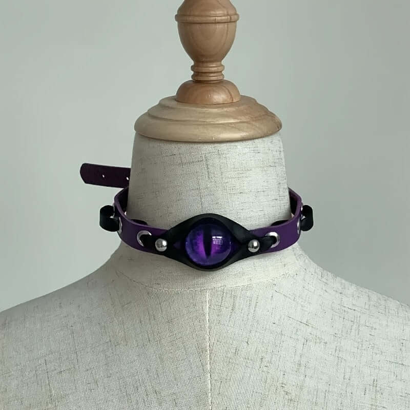 Purple PU leather eye-shaped choker necklace on display mannequin, featuring trendy Y2K punk design for all genders.